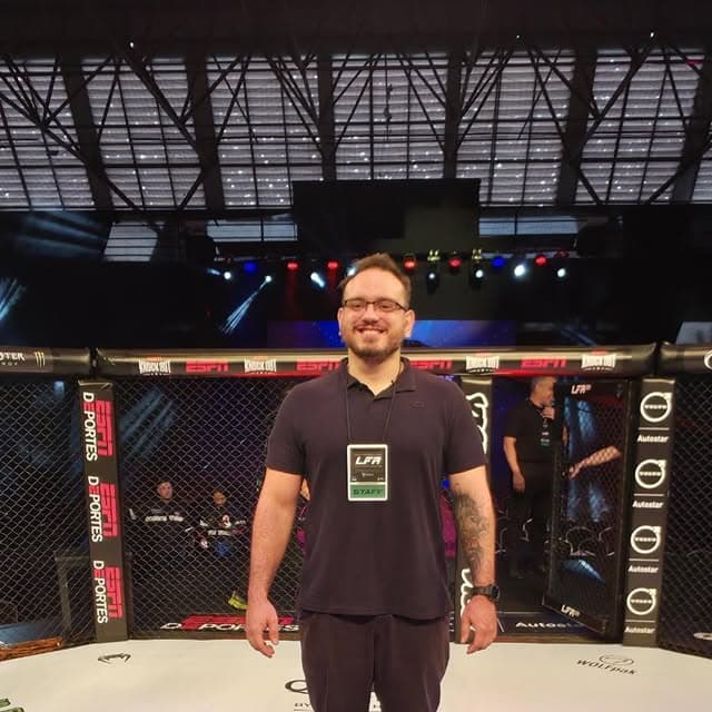 Fernando Rached dentro do octógono em evento da LFA Brasil, como staff